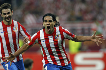 Falcao celebra uno de los dos goles que marcó en la final de la Liga Europa 2011-2012 en Bucarest